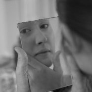 femme face à un miroir