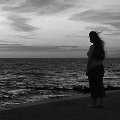 fille seule devant la plage